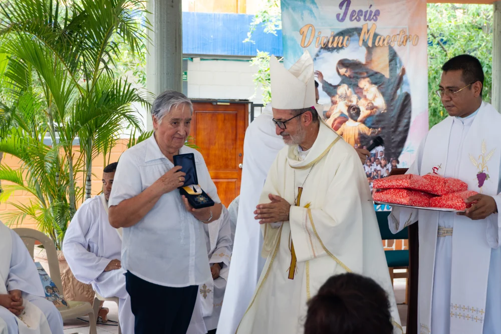 Reconocimiento de la Arquidiócesis a una comunidad de religiosas por 25 años de servicio educativo